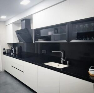 cocina reformada en negro